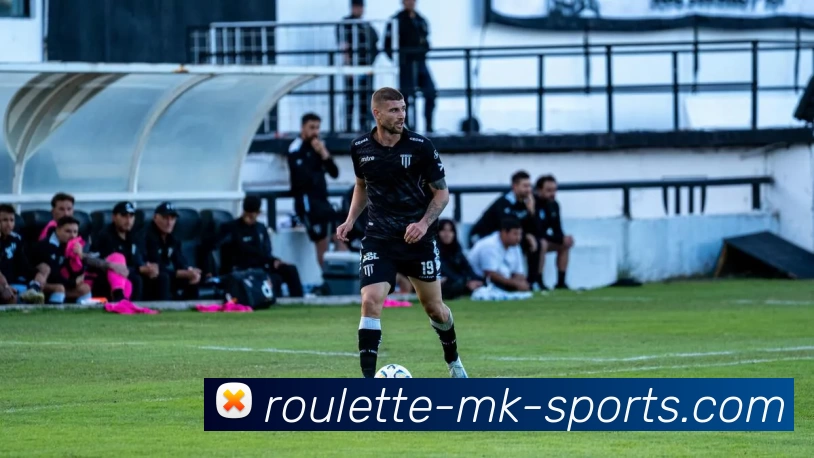 足球定球技巧解析与实战应用探讨提升球队战术水平的关键因素